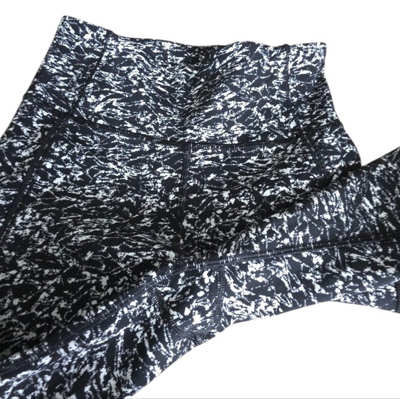 Lululemon Deep Breath Crop (21" ) Iced Wave White Black / Black Size 2 - Picture 11 of 15
